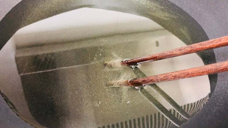 爆浆鸡排,这个温度怎么控制呢？鱼鱼有个小妙招，拿跟长一点的筷子，戳到油中，看到筷子周围有很多的小气泡就表示这个油温可以了。