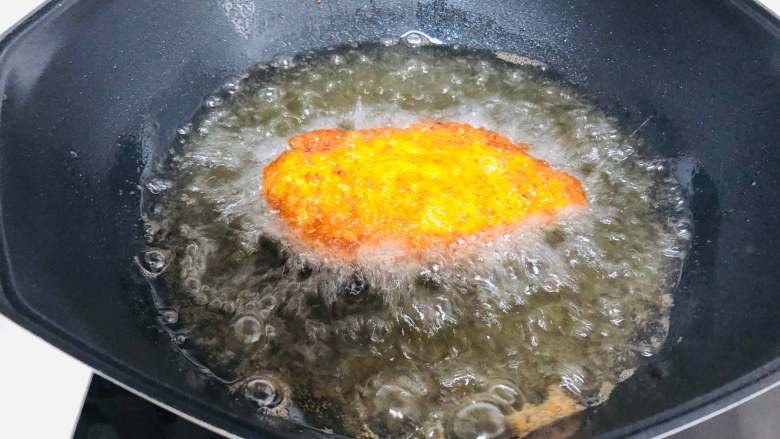 爆浆鸡排,鸡排放进去改成中小火，炸到金黄后捞起
