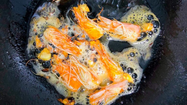 宝宝虾饼,接下来处理虾头，把虾头和大蒜炒在一起炒香至虾头金黄，飘香四溢即可