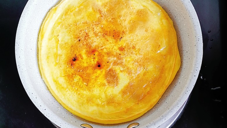 香蕉奶酪饼,小火一面煎至凝固，翻一面继续煎，煎至两面金黄出锅