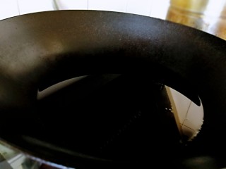 外酥里嫩的萝卜丸子,热锅倒入玉米油。