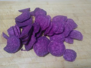 紫薯玫瑰花馒头,紫薯洗净去皮切片