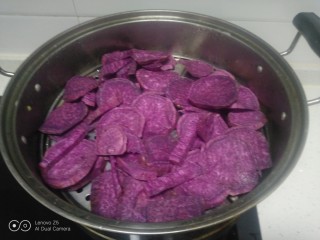 紫薯玫瑰花馒头,放入蒸锅中