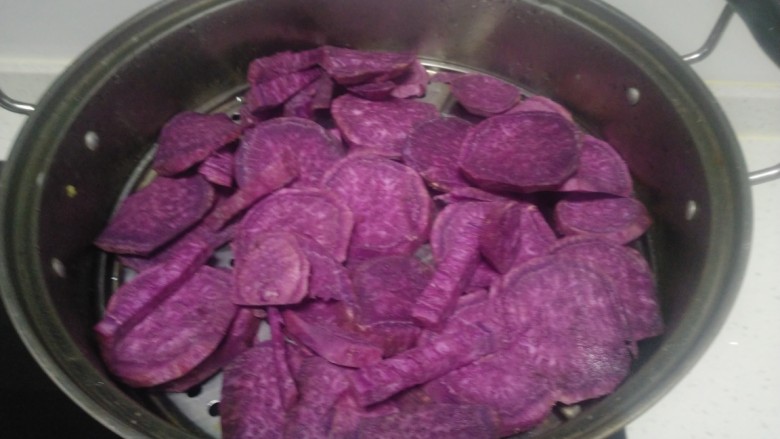 紫薯玫瑰花馒头,放入蒸锅中