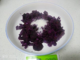 紫薯玫瑰花馒头,压成泥，加入白糖