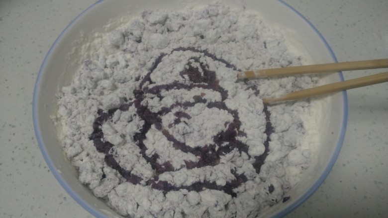 紫薯玫瑰花馒头,搅拌均匀加入油