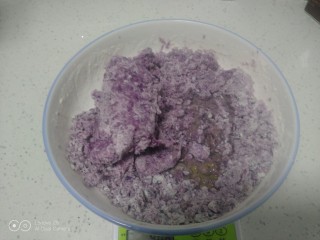 紫薯玫瑰花馒头,加入鸡蛋液