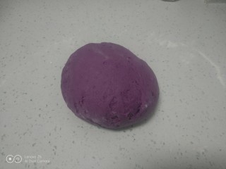 紫薯玫瑰花馒头,醒发至2倍大，放入操作台充分排气