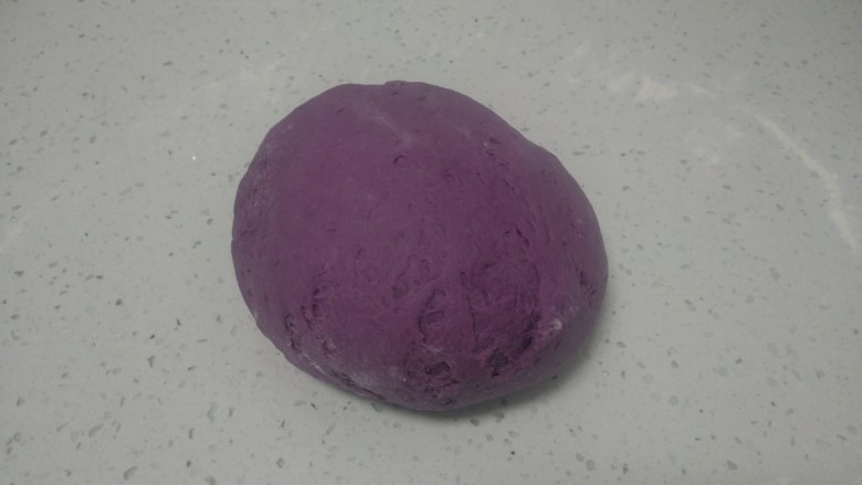 紫薯玫瑰花馒头,醒发至2倍大，放入操作台充分排气