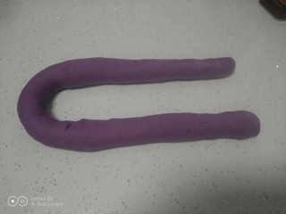 紫薯玫瑰花馒头,搓成长条形