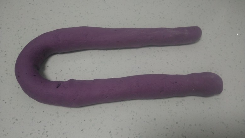 紫薯玫瑰花馒头,搓成长条形