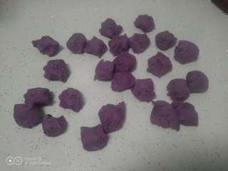 紫薯玫瑰花馒头,用手揪成相等的剂子