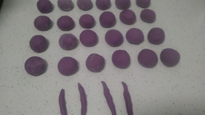 紫薯玫瑰花馒头,再团圆，搓4个花蕊