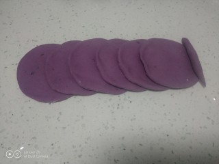 紫薯玫瑰花馒头,取6个剂子，分别擀成薄片，挨次放在1/3处，放上花蕊