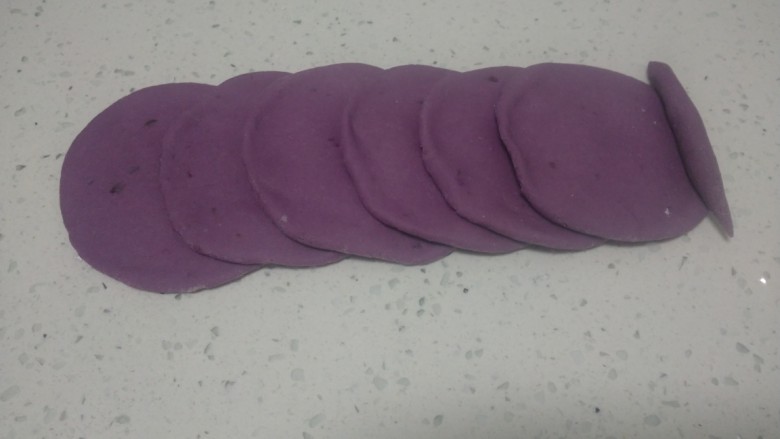 紫薯玫瑰花馒头,取6个剂子，分别擀成薄片，挨次放在1/3处，放上花蕊
