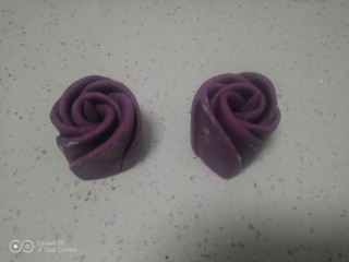 紫薯玫瑰花馒头,用刀从中间切开