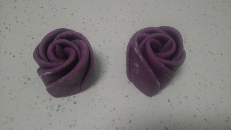 紫薯玫瑰花馒头,用刀从中间切开