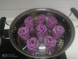 紫薯玫瑰花馒头,全部做好，放入蒸锅