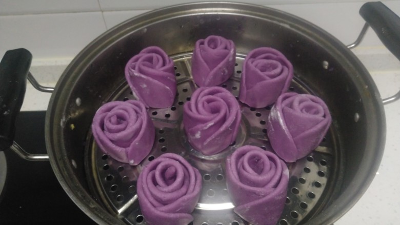 紫薯玫瑰花馒头,全部做好，放入蒸锅
