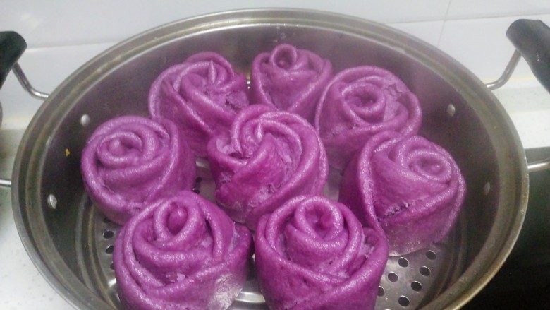 紫薯玫瑰花馒头,大火煮开转中火蒸15分钟，再焖3分钟