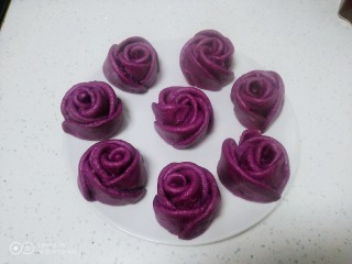 紫薯玫瑰花馒头,盛入盘中