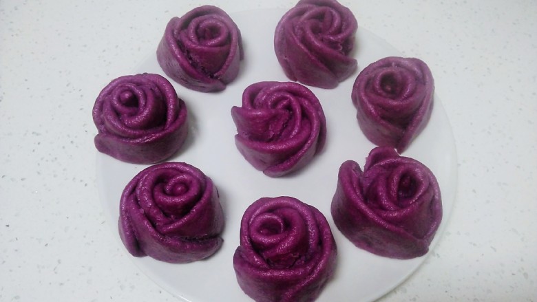 紫薯玫瑰花馒头,盛入盘中
