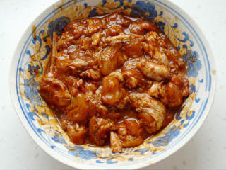 重庆鸡公煲, 将70克水和70克cook100重庆鸡公煲调料混合均匀。