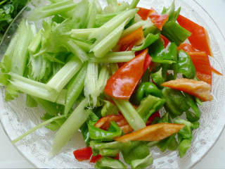 重庆鸡公煲, 准备好芹菜、香菜、辣椒。