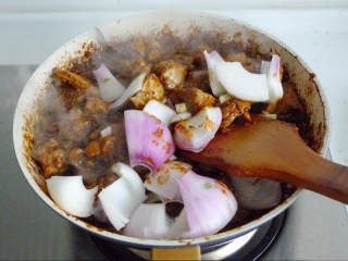 重庆鸡公煲,热锅凉油，爆香蒜头和干红辣椒。