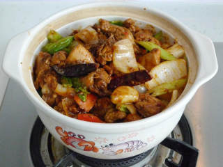 重庆鸡公煲,倒入洋葱、芹菜、辣椒，翻炒几下即可。
