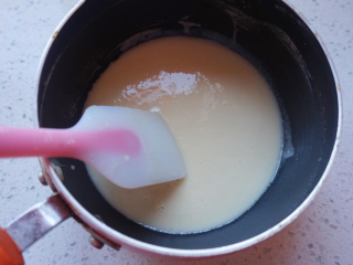 棉花蛋糕,面粉倒进热油里烫面，边倒边搅拌这样面不容易堆积，快速搅拌成细腻顺滑的状态。