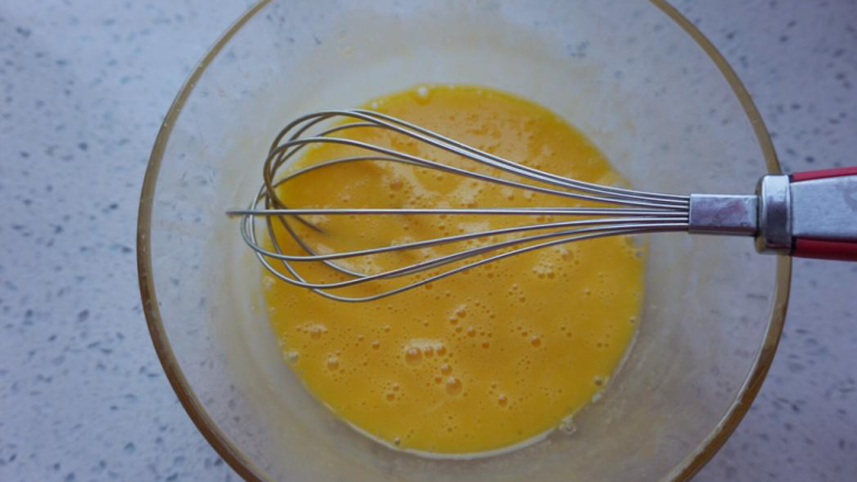 棉花蛋糕,将5颗蛋黄加一颗全蛋打散。