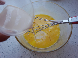 棉花蛋糕,牛奶分次加入到蛋糊里搅拌匀。