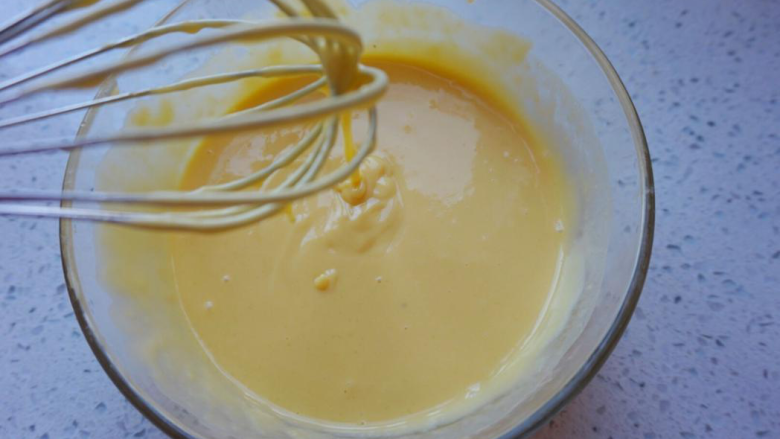 棉花蛋糕,搅拌成细腻的蛋黄糊。