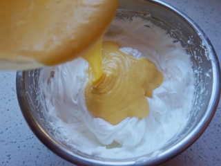 棉花蛋糕,分三次将蛋黄糊加入到蛋白中，用翻拌的手法拌匀。