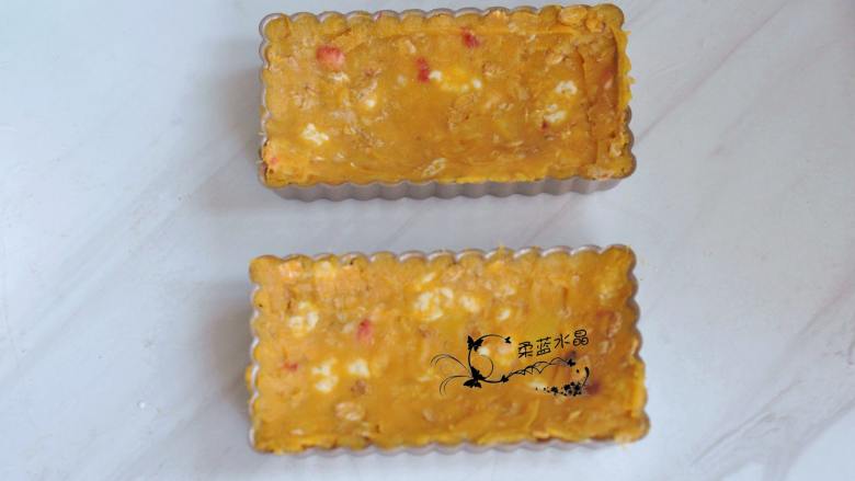 奶酪蜜薯麦片派,把混合物填入派盘中，刮平模具边缘，抹成中间低四周高的效果。