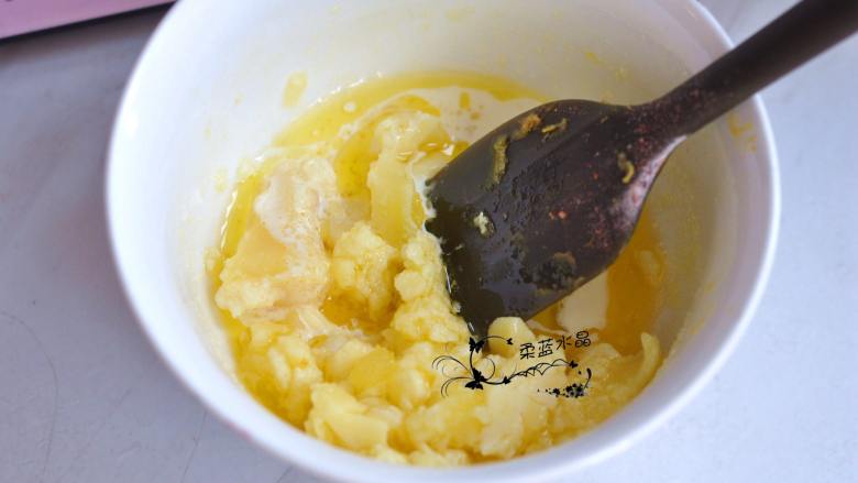 奶酪蜜薯麦片派,完全混合后，再筛入低粉拌匀。