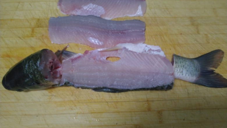 酸菜鱼,去鱼头、鱼尾，将鱼肉顺着鱼骨片下