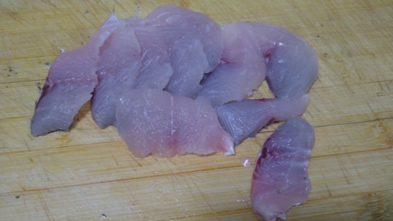 酸菜鱼,将鱼肉片成厚片（我喜欢吃厚一点的鱼片）
