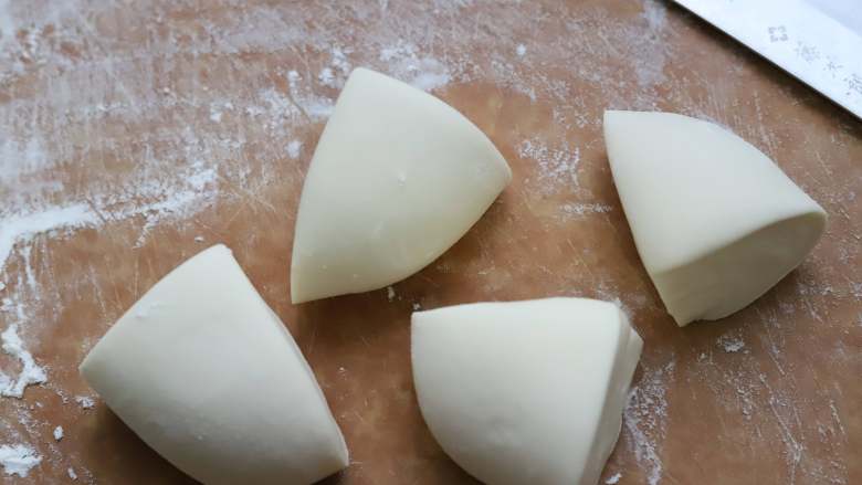 香酥葱油饼,将面团用刀分成四份，每份的重量都尽量一致。