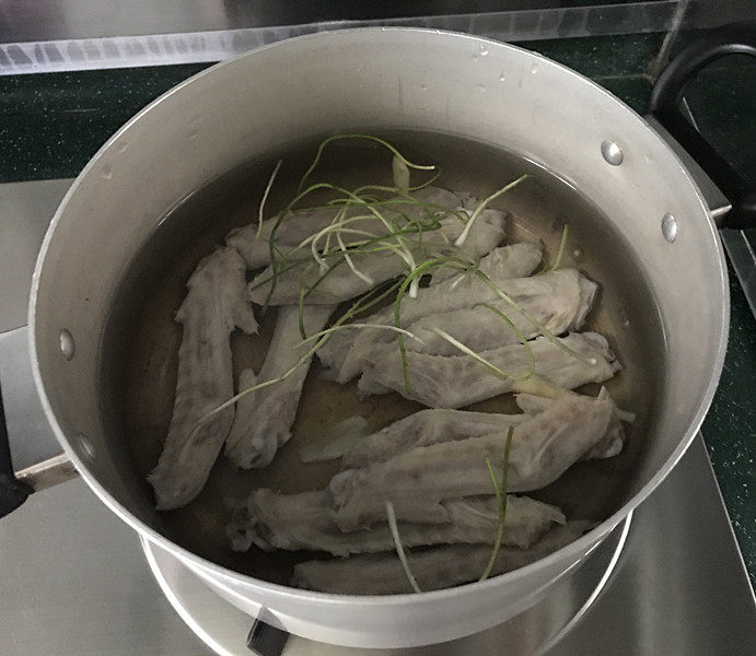 山药木耳鸭翅汤,把处理好的鸭翅，与葱姜一起重新放入冷水锅中，加盖大火