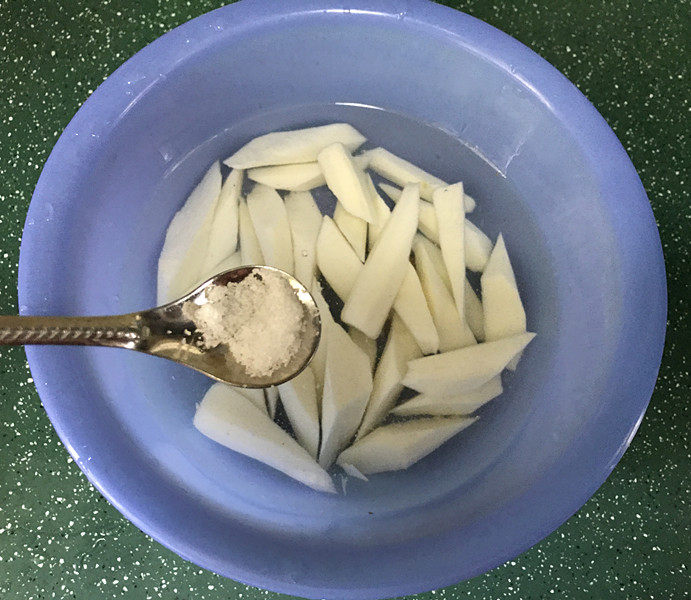 山药木耳鸭翅汤,再切成滚刀块放清水盆中，加少许食盐浸泡不会氧化发黑