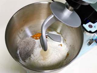 亚麻籽南瓜软欧,继续往搅拌桶内加入黑麦粉、细砂糖、盐和酵母粉。