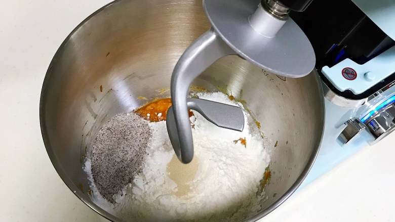亚麻籽南瓜软欧,继续往搅拌桶内加入黑麦粉、细砂糖、盐和酵母粉。