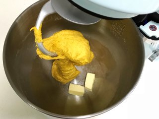 亚麻籽南瓜软欧,揉至面团成团，往搅拌桶内加入黄油。