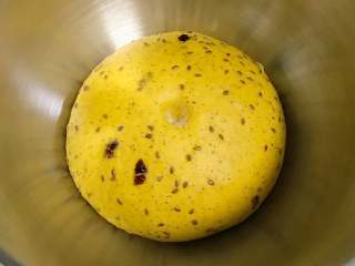 亚麻籽南瓜软欧,把揉好的面团在28度左右的环境中进行基础发酵。面团发至原来的两倍大，手指沾粉戳洞，不回缩不塌陷即可。