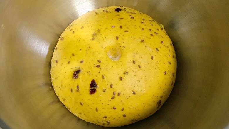 亚麻籽南瓜软欧,把揉好的面团在28度左右的环境中进行基础发酵。面团发至原来的两倍大，手指沾粉戳洞，不回缩不塌陷即可。