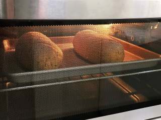 亚麻籽南瓜软欧,入预热的烤箱中层，上下火180度约20分钟。