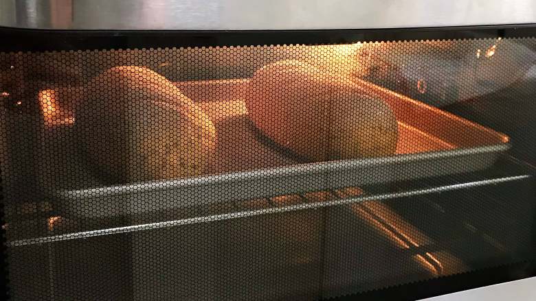 亚麻籽南瓜软欧,入预热的烤箱中层，上下火180度约20分钟。