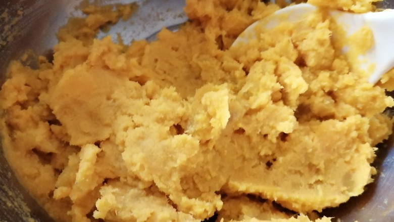 松软香甜的红薯米粉杏仁饼，营养倍棒！,用勺子将红薯压成泥；